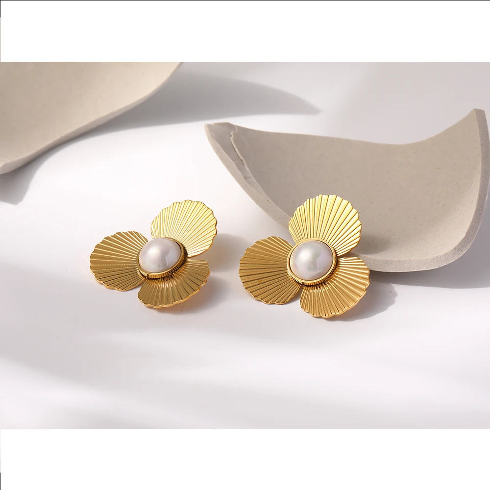 Three Petals of Daisy Earrings earrings LUNARITY GARAGE