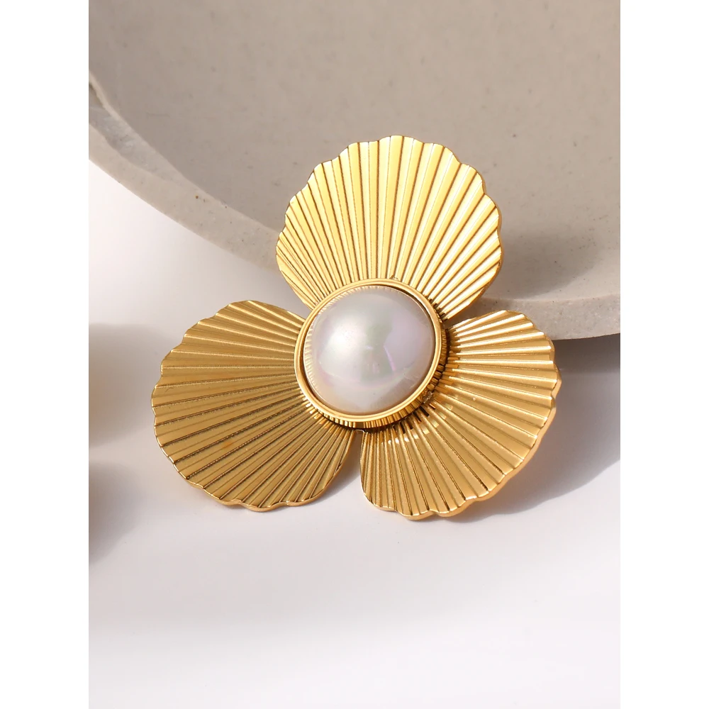 Three Petals of Daisy Earrings earrings LUNARITY GARAGE