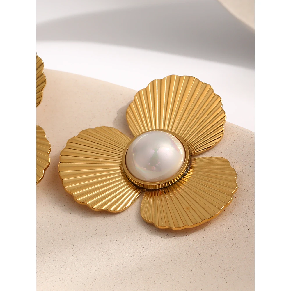 Three Petals of Daisy Earrings earrings LUNARITY GARAGE