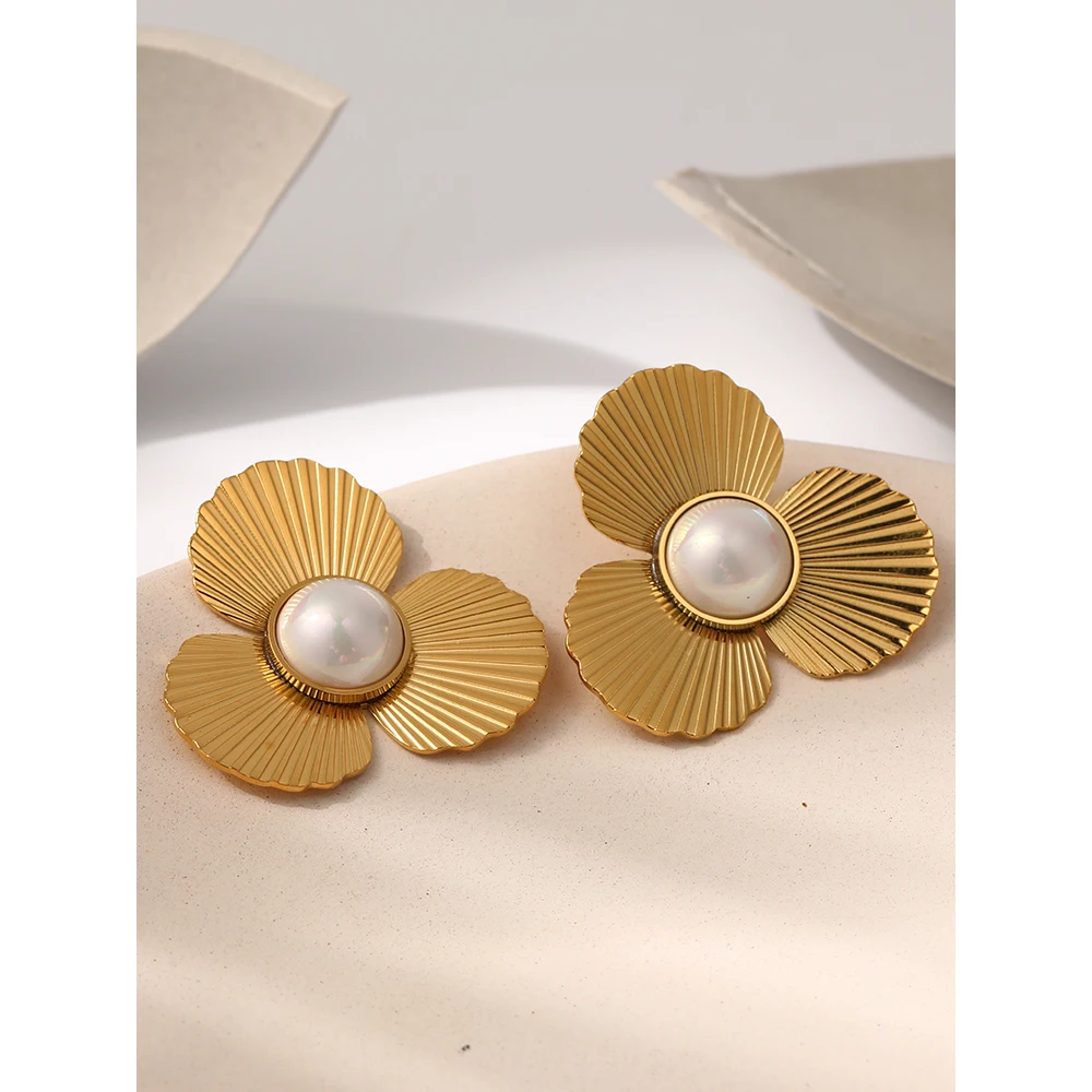 Three Petals of Daisy Earrings earrings LUNARITY GARAGE