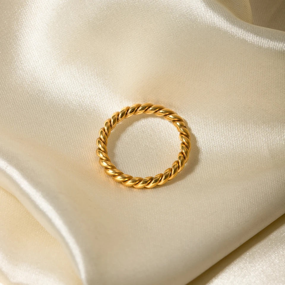 Modern Twist Ring ring LUNARITY GARAGE
