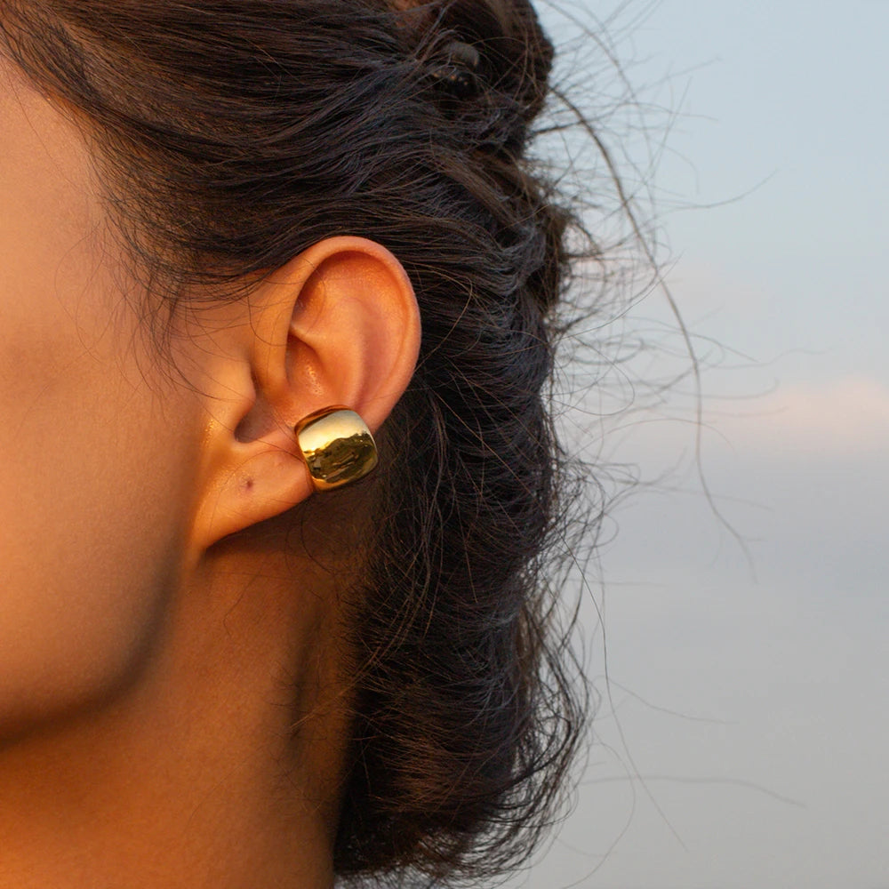 2023 New Minimalist Stainless Steel 18K Gold Plated Smooth Ear Clip Tarnish-proof Light Luxury Women Ear Jewelry LUNARITY GARAGE
