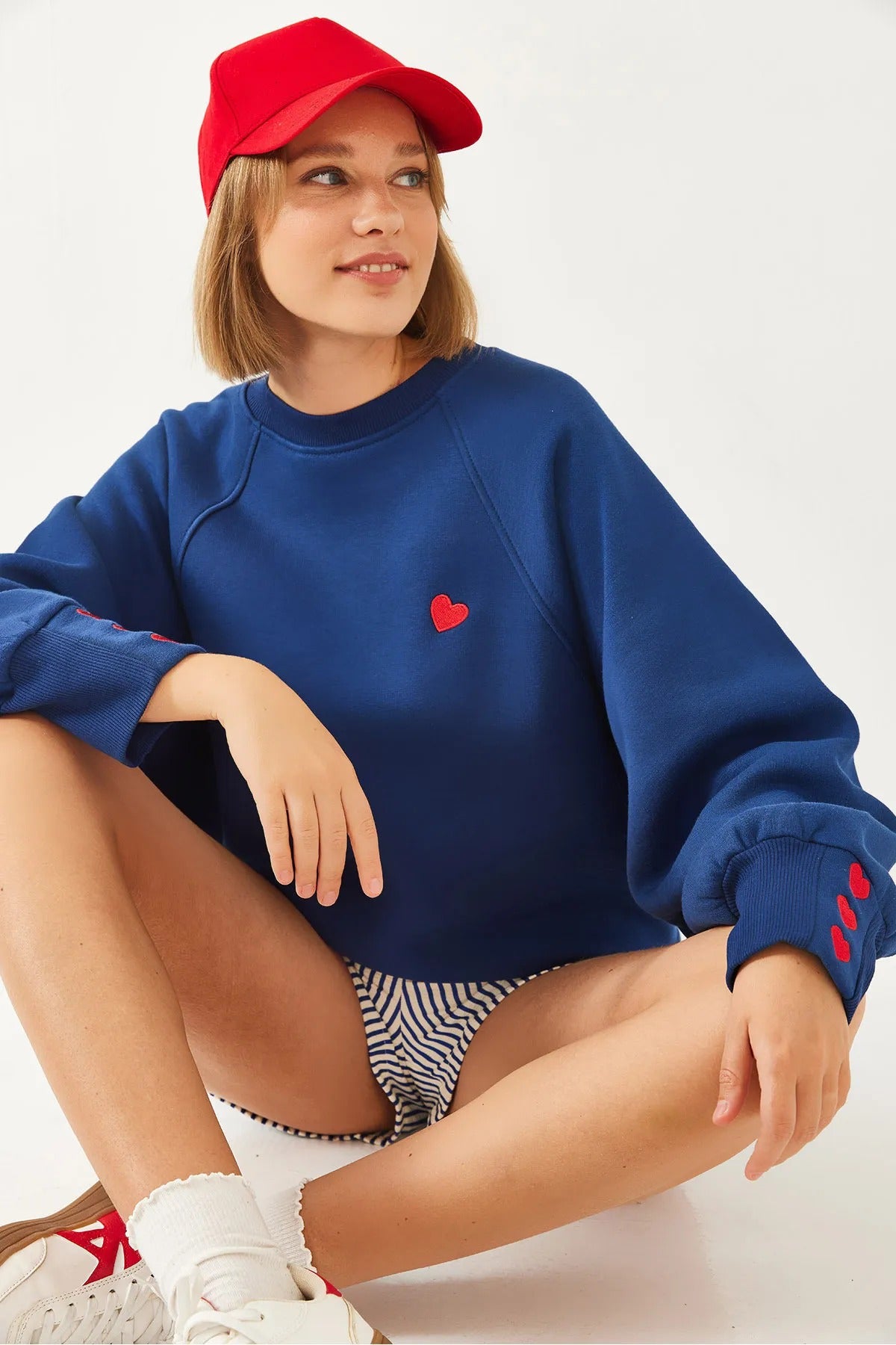 Women's Crew Neck Heart Embroidered Three-Ply Brushed Sweatshirt