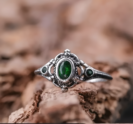 Emerald Enchantment Vintage Silver Ring vintage ring LUNARITY GARAGE 6  