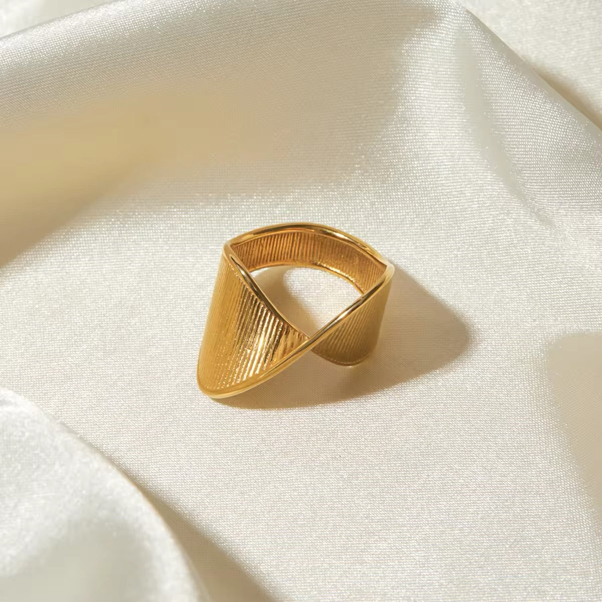 Golden Wave DNA-Inspired Irregular Statement Ring ring LUNARITY GARAGE