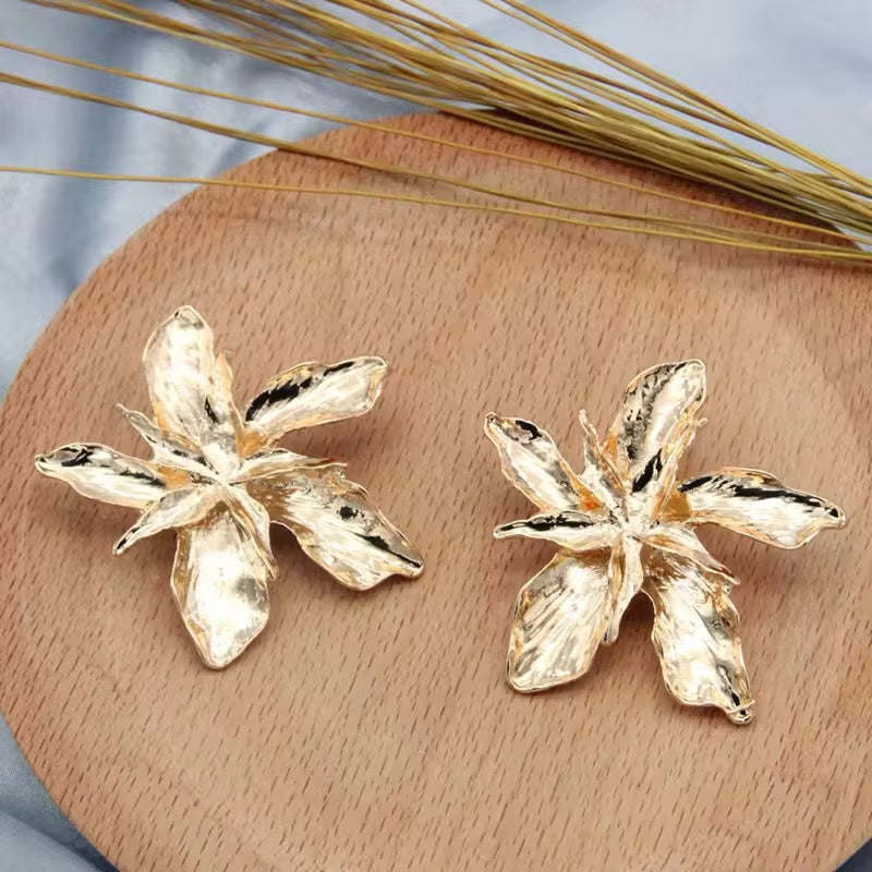Vintage Charming Gold Flower Big Earrings earrings LUNARITY GARAGE