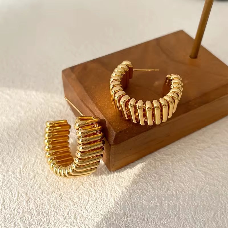Minimalist Vintage C-Shaped Hoop Earrings earrings LUNARITY GARAGE Gold
