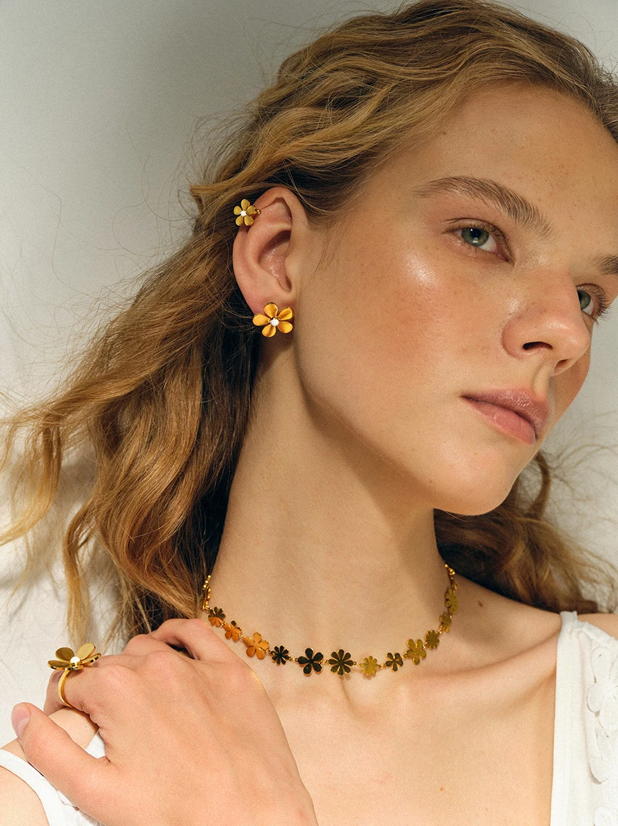 Minimalist Light Luxury White Drip Oil Five-Petal Flower Daisy Ear Clip ear clip LUNARITY GARAGE