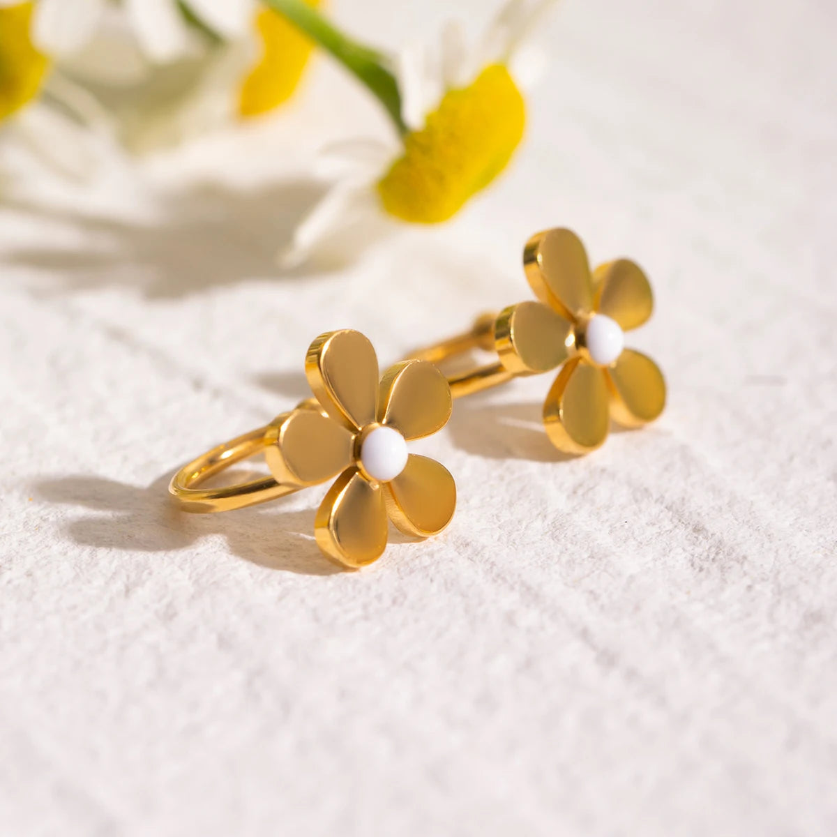 Minimalist Light Luxury White Drip Oil Five-Petal Flower Daisy Ear Clip ear clip LUNARITY GARAGE