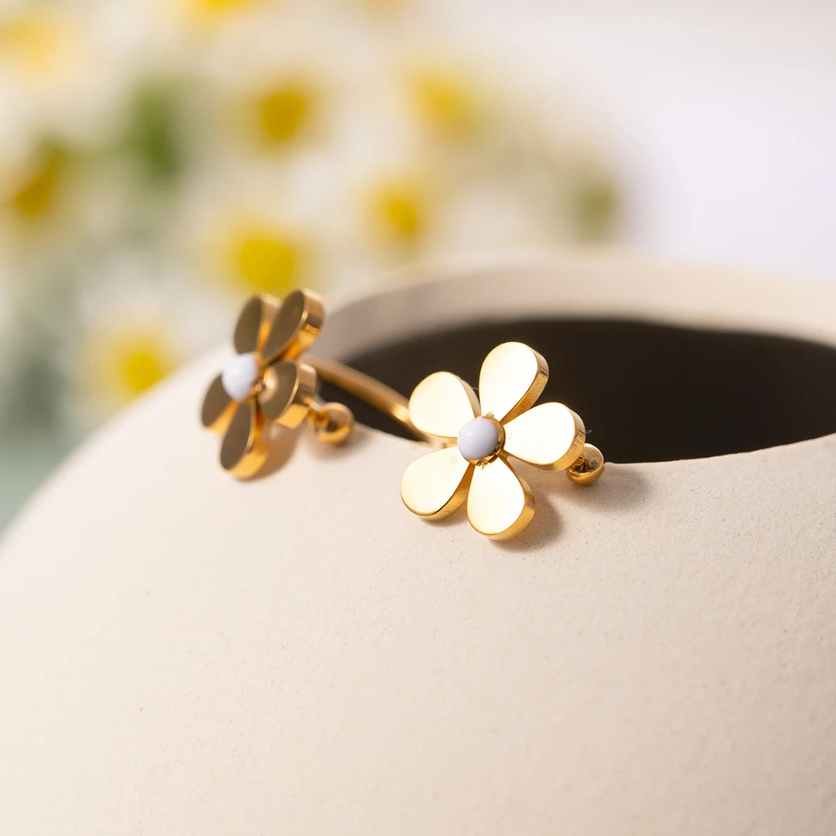 Minimalist Light Luxury White Drip Oil Five-Petal Flower Daisy Ear Clip ear clip LUNARITY GARAGE