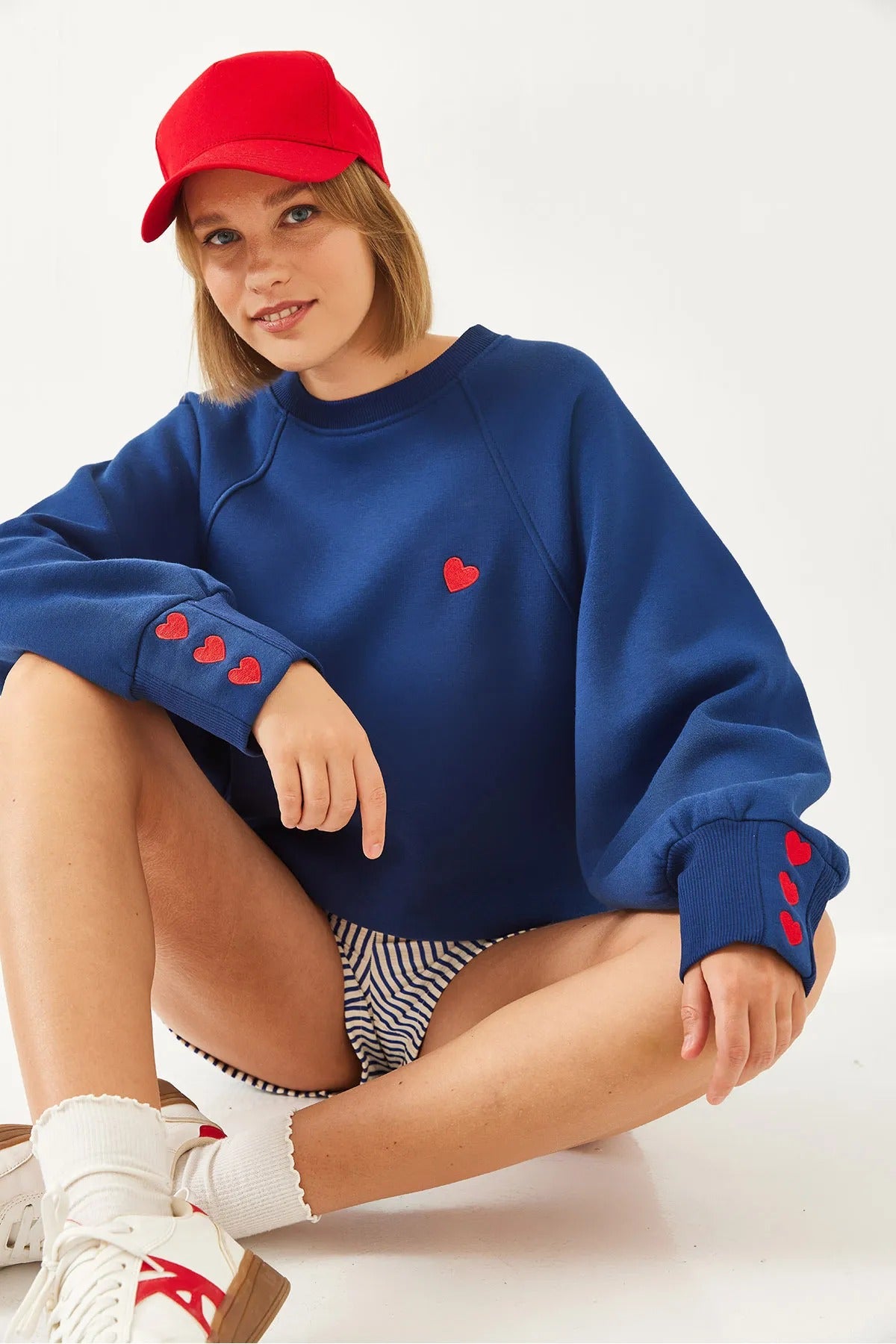 Women's Crew Neck Heart Embroidered Three-Ply Brushed Sweatshirt